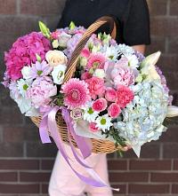 Композиция солнечный день в Горки-10 Цветочная композиция из Розы, Хризантемы, Пионы и Лизиантусы в корзине в Горки-10