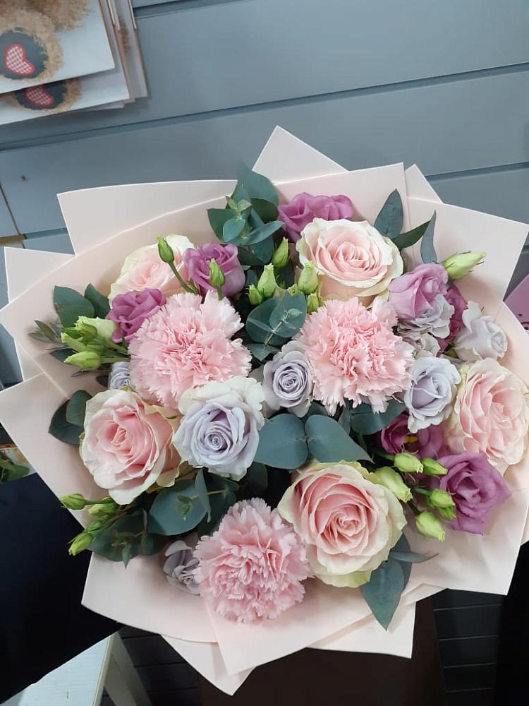 Букет цветов из: Розы, Гвоздики и Лизиантусы в Горки-10