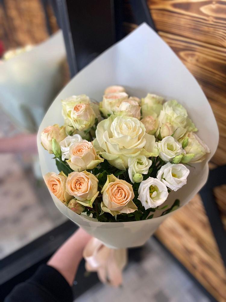 Букет цветов из: Розы и Лизиантусы в Горки-10